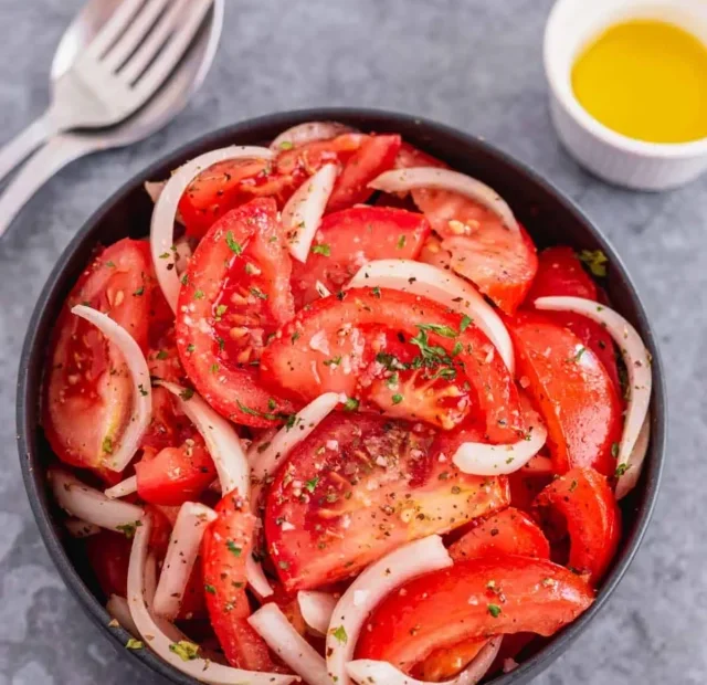 Tomato And Onion Salad Is The Easiest 2-Ingredient Side Dish To End Summer (2)